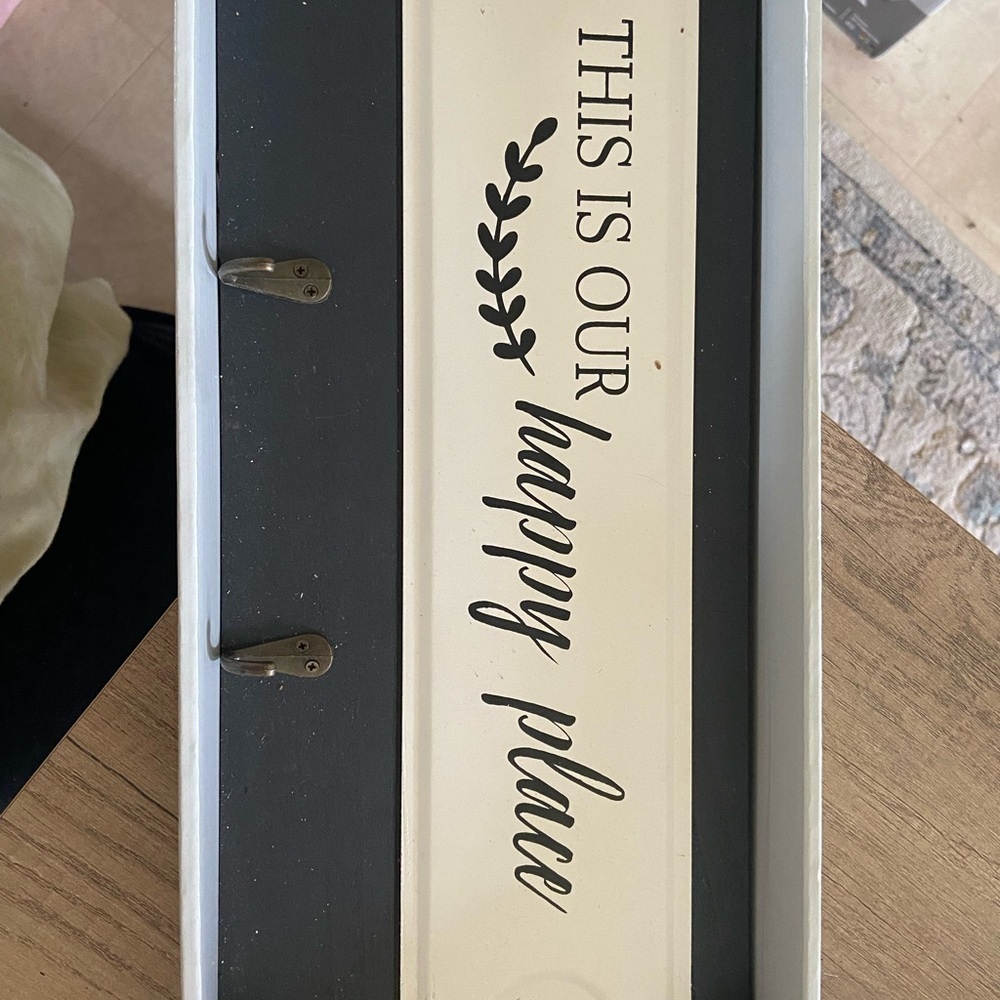 Nwt Would with a metal plate and metal hooks home sign